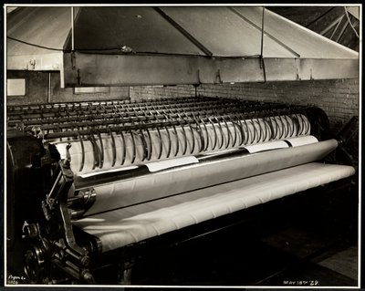 1929年ニューヨーク、イーストハーレム、111 East 128th Streetのキャロリンランドリーにある「マングル」マシンの拡大図（銀ゼラチンプリント） 作： Byron Company